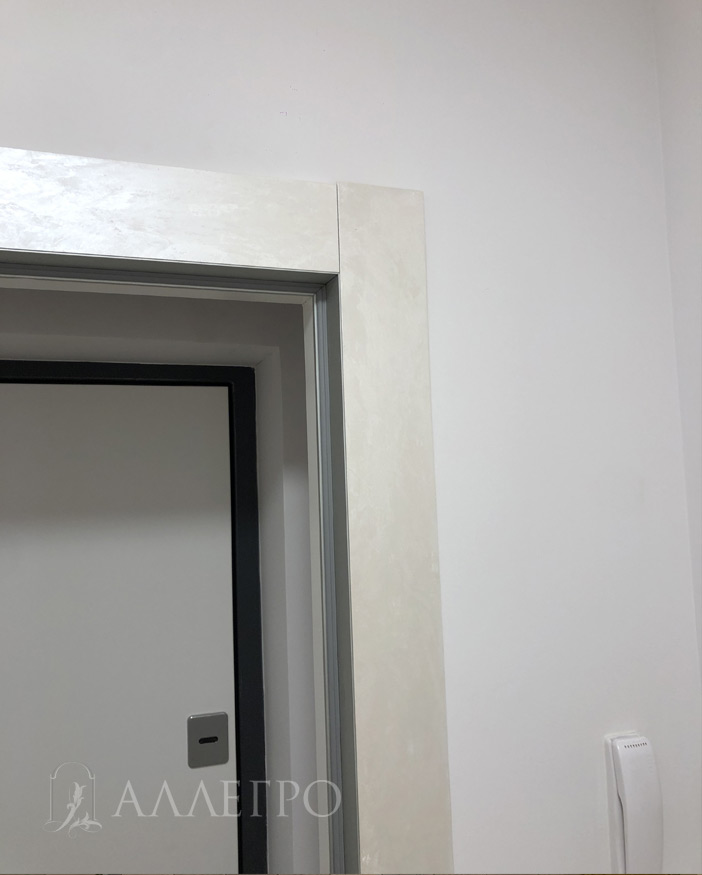 На фото показана скрытая алюминиевая коробка, к которой подведены панели. Толщина видимого алюминиевого канта минимальна и не превышает 2 мм