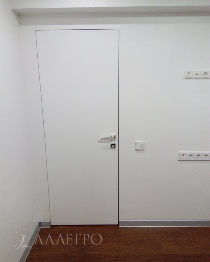 Дверь белая комбинированная - полотно каркас деревянный без кромки,скрытая коробка на 100% сделана из авиационного алюминия. Может изготавливаться высотой до 2700 мм. 