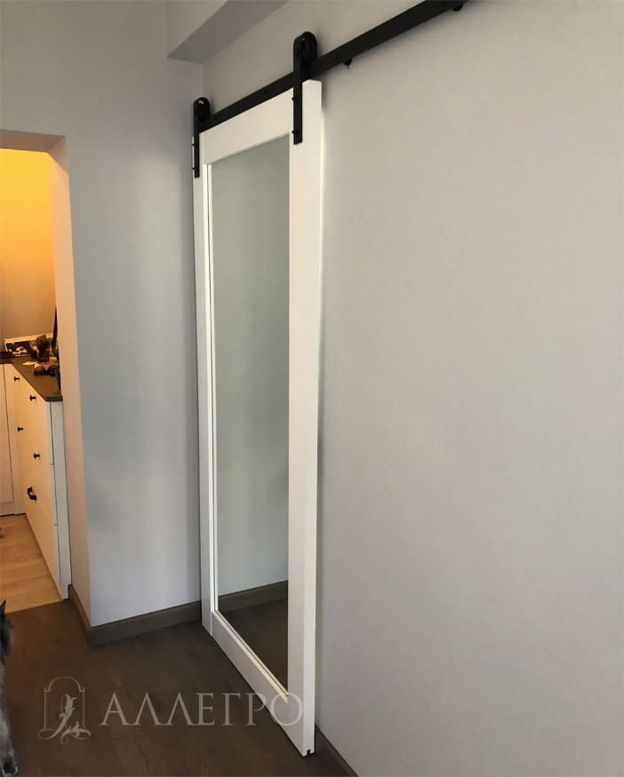 Белые двери с зеркалом и раздвижным механизмом лофт