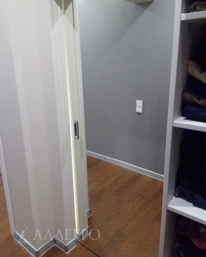 Со стороны гардеробной, полотно раздвижной двери из серебряного зеркала